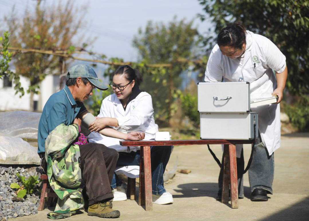 黔西五里鄉 “家庭醫生”送診到家，健康咨詢暖人心